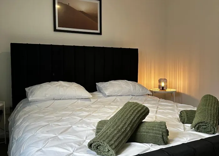 Entire Apartment Super King Bed Close To Town Centre